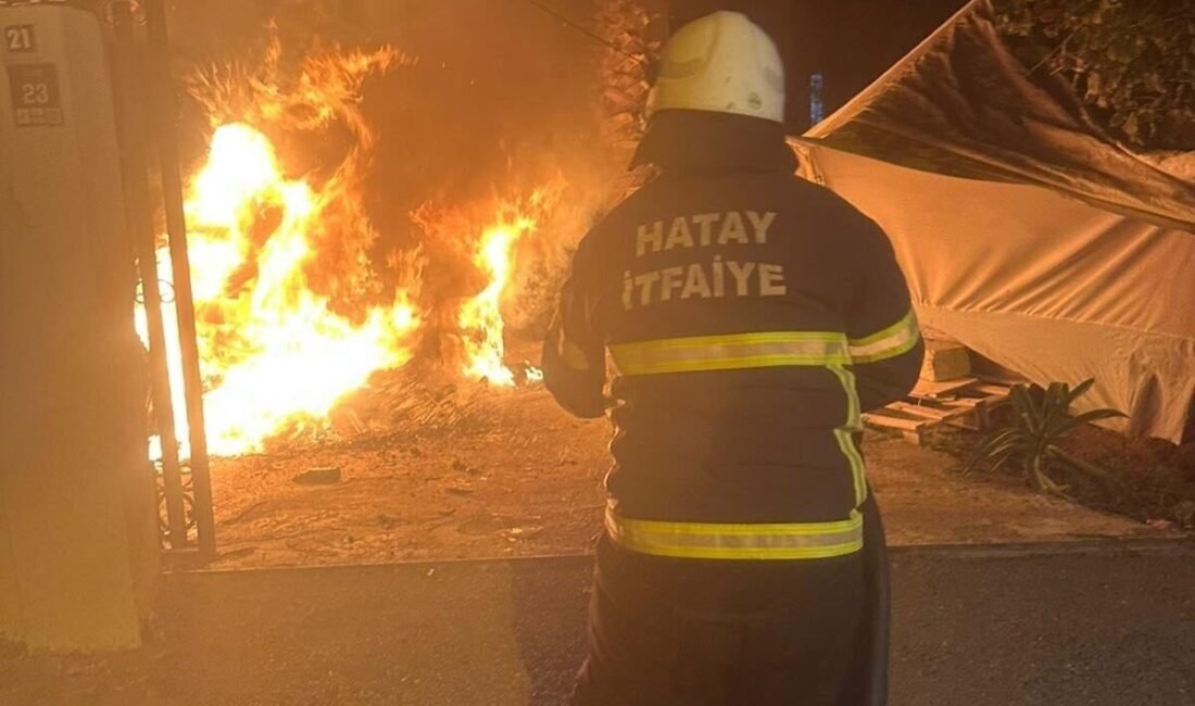 Hatay’da park halindeyken alevlere teslim olan otomobil kullanılmaz hale geldi.