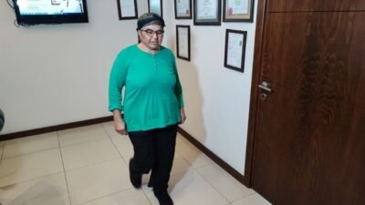 Adana’da Prof. Dr. Orhan Şen tarafından belinden ameliyat edilen 54