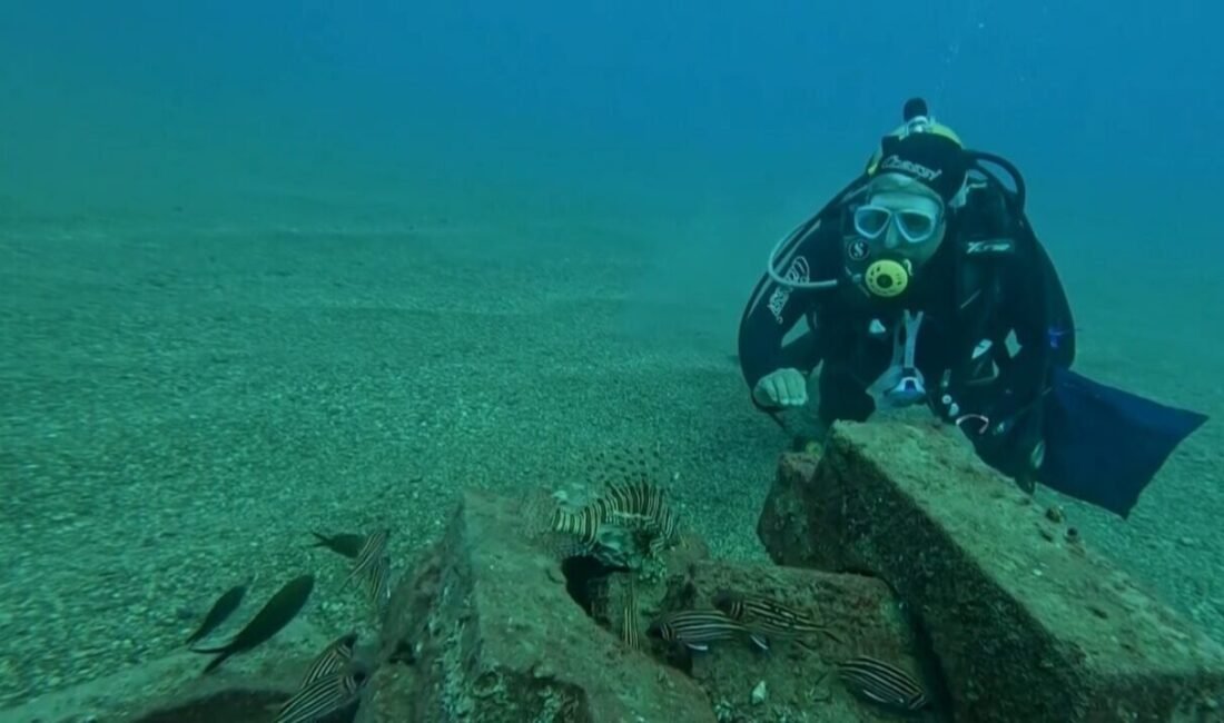 Antalya’nın dünyaca ünlü Konyaaltı Sahili’ne dalış yapan Prof. Dr. Mehmet