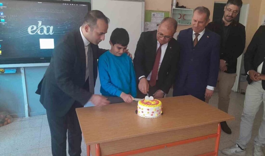 Adana’nın Saimbeyli ilçesinde özel öğretim öğrencisi Muhammed Şener’e sürpriz yapıldı,