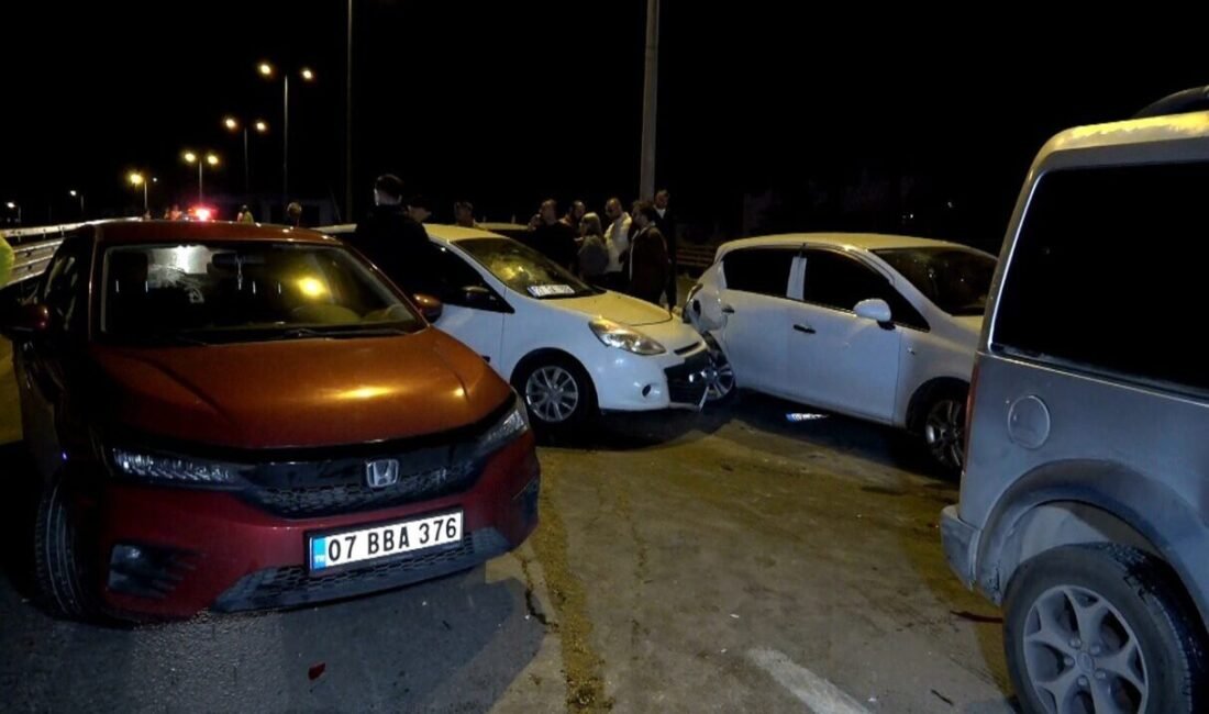 Antalya’da 6 aracın karıştığı zincirleme trafik kazasında 1 kişi yaralandı.