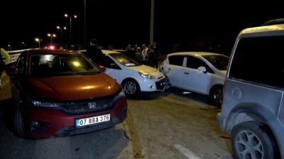 Antalya’da 6 aracın karıştığı zincirleme trafik kazasında 1 kişi yaralandı.