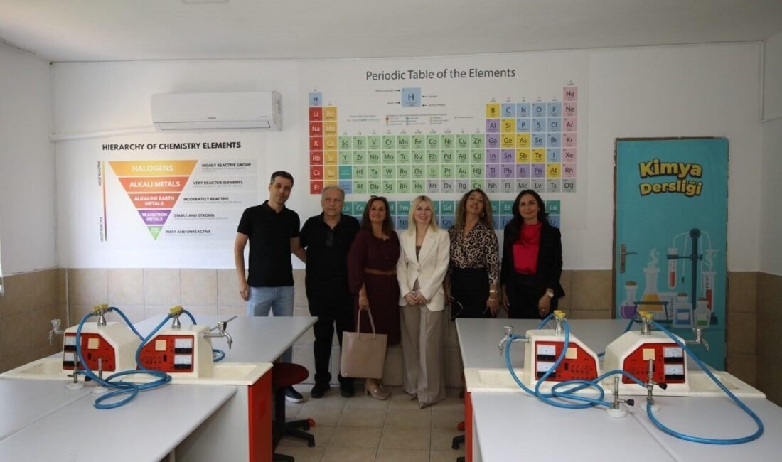 Antalya Anadolu Lisesindeki laboratuvarlar, mezunların bağışlarıyla yenilendi. Rektör Prof. Dr.