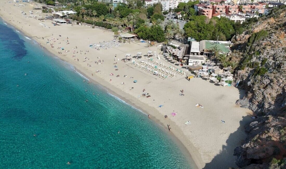 Antalya’nın Alanya ilçesinde hava sıcaklığının 24 dereceye çıktığı Kasım ayının