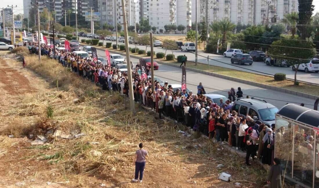 Mersin’de bir iş yerinin açılışa özel yapılan indirimler nedeniyle trafiği