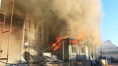 Antalya’da mobilyaları üretimi yapan bir tesiste yangın çıktı. Alevlerin sardığı