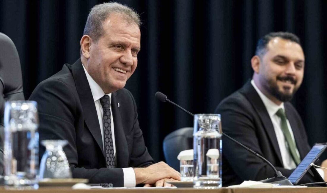 Mersin Büyükşehir Belediye Başkanı Vahap Seçer, raylı sistem konusunda dış