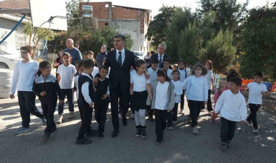 Akdeniz Kaymakamı ve Akdeniz Belediye Başkan Vekili Zeyit Şener, çocukların