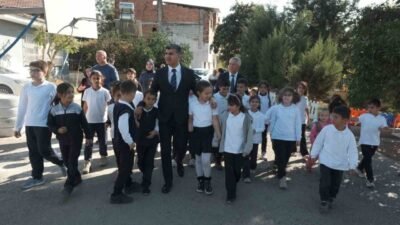 Akdeniz Kaymakamı ve Akdeniz Belediye Başkan Vekili Zeyit Şener, çocukların