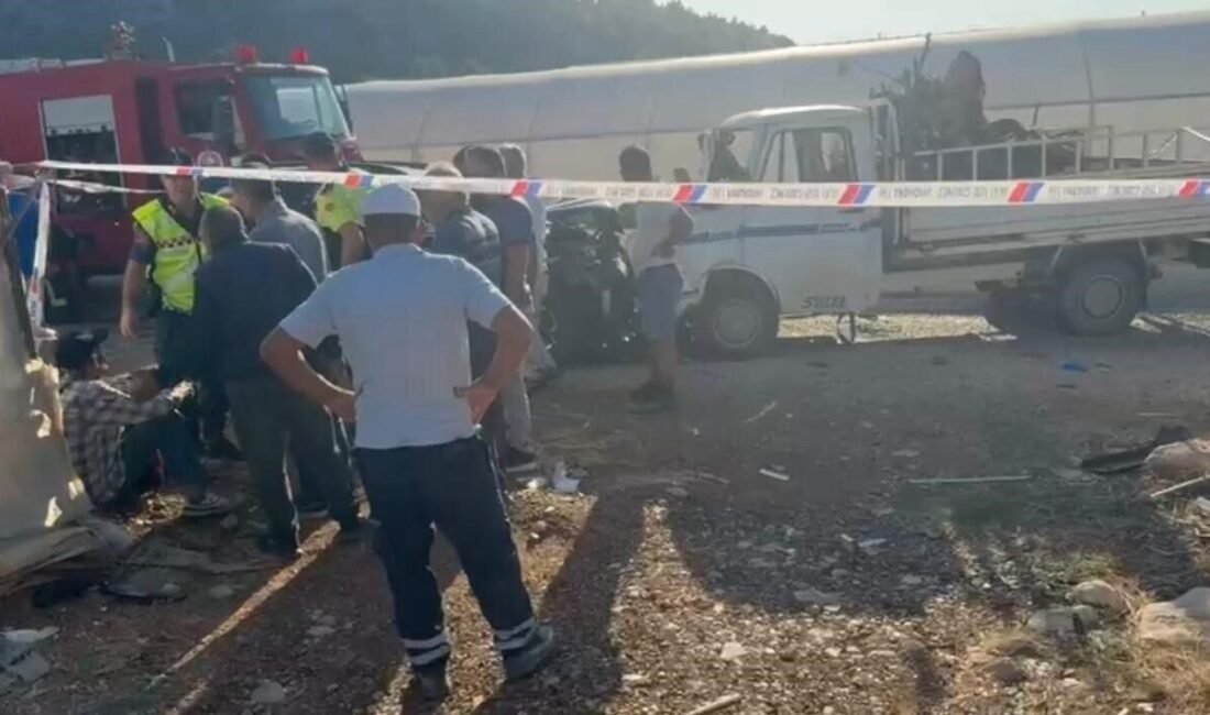 Antalya’nın Serik ilçesinde otomobil ile kamyonetin karıştığı kazada yaralanan kadın