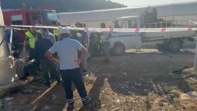 Antalya’nın Serik ilçesinde otomobil ile kamyonetin karıştığı kazada yaralanan kadın