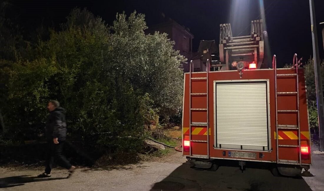 Antalya’nın Serik ilçesinde tek katlı evde çıkan yangın itfaiyenin müdahalesiyle