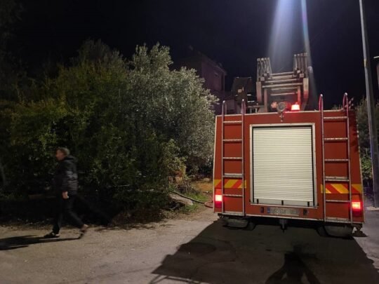Antalya’nın Serik ilçesinde tek katlı evde çıkan yangın itfaiyenin müdahalesiyle