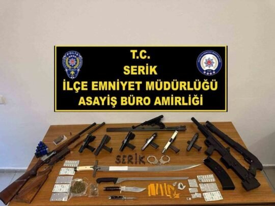 Antalya’nın Serik ilçesinde polis ekiplerince gerçekleştirilen eş zamanlı operasyonda, çok