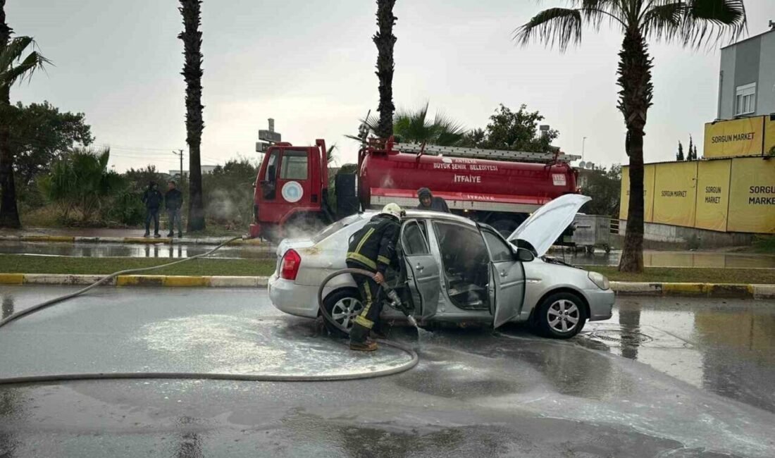Antalya’nın Manavgat ilçesinde seyir halindeyken yanmaya başlayan otomobilin sürücüsü yaralanırken,