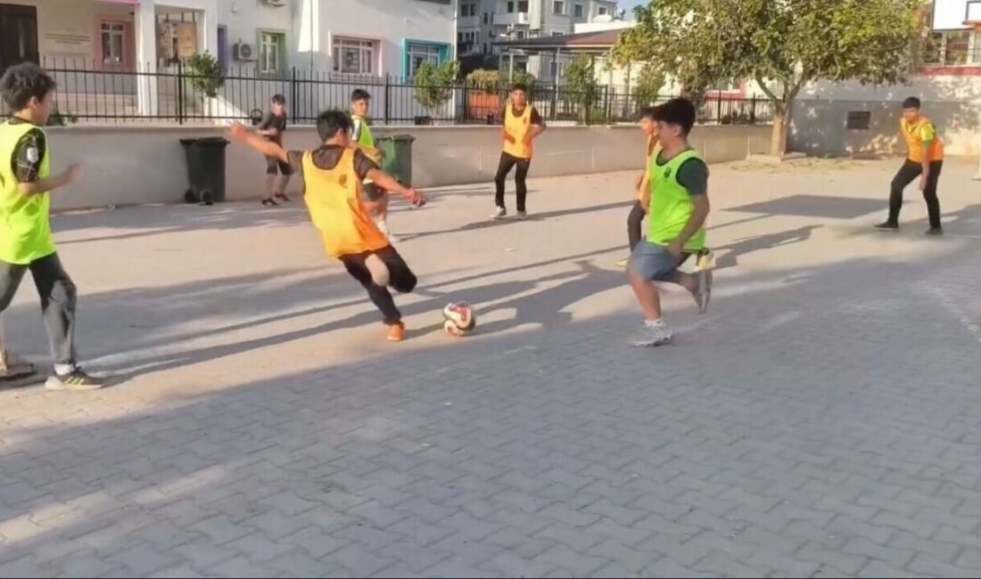 Osmaniye’de sokak arasında taşlarla kurdukları kalelerde futbol oynayan bir grup