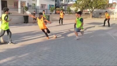 Osmaniye’de sokak arasında taşlarla kurdukları kalelerde futbol oynayan bir grup