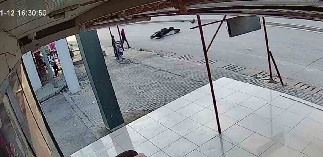 Hatay’da sokak köpeğine çarpan motosiklet sürücüsü metrelerce sürüklenerek yaralandı. O