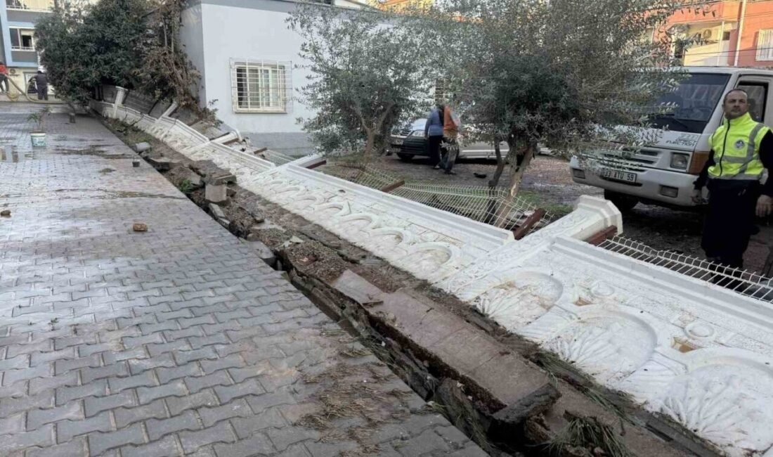Mersin’in Tarsus ilçesinde dün su borusu patlaması sonucu bazı sitelerin