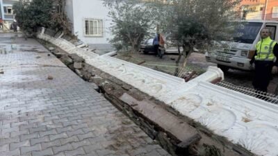 Mersin’in Tarsus ilçesinde dün su borusu patlaması sonucu bazı sitelerin