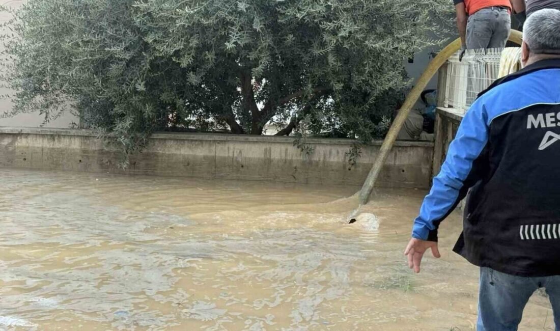 Mersin’in Tarsus ilçesinde su borusu patlaması sonucu bazı sitelerin bahçesi