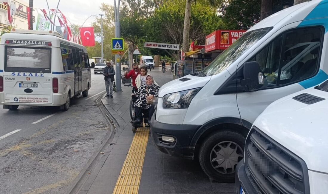 Antalya’nın Manavgat ilçesinde şube önünde park eden PTT minibüsleri kaldırımı