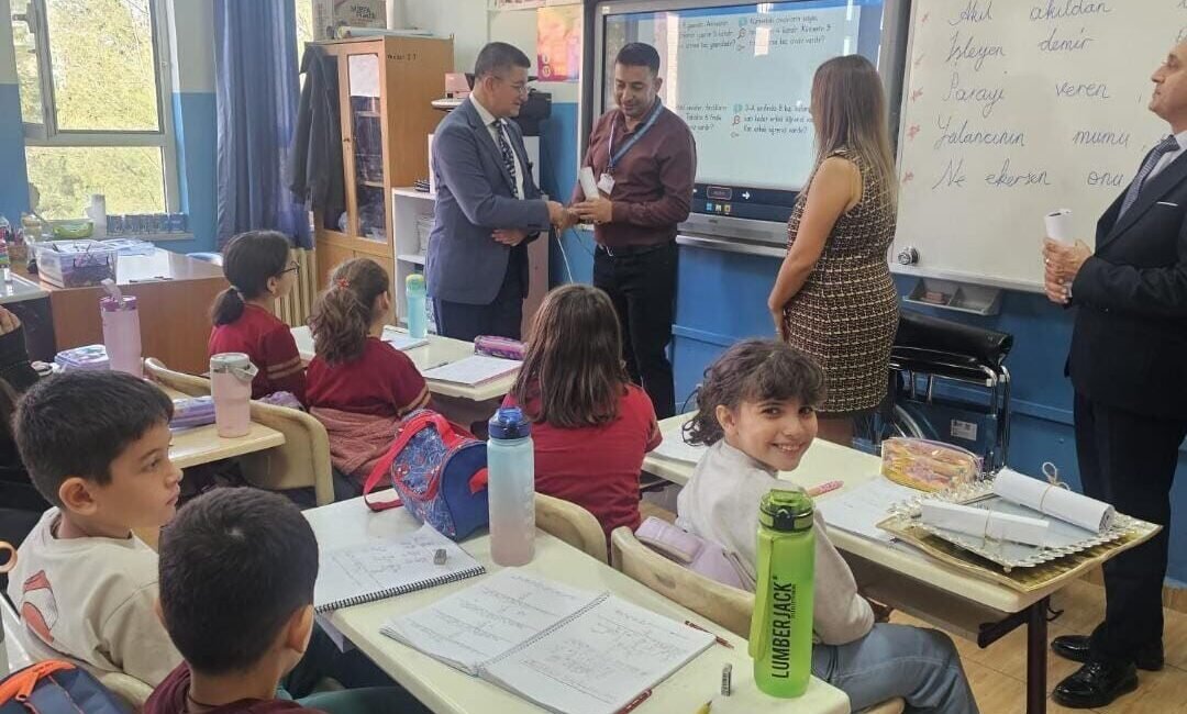 Hatay’da örnek bir davranışa imza atan veliler, hediye kabul etmeyen