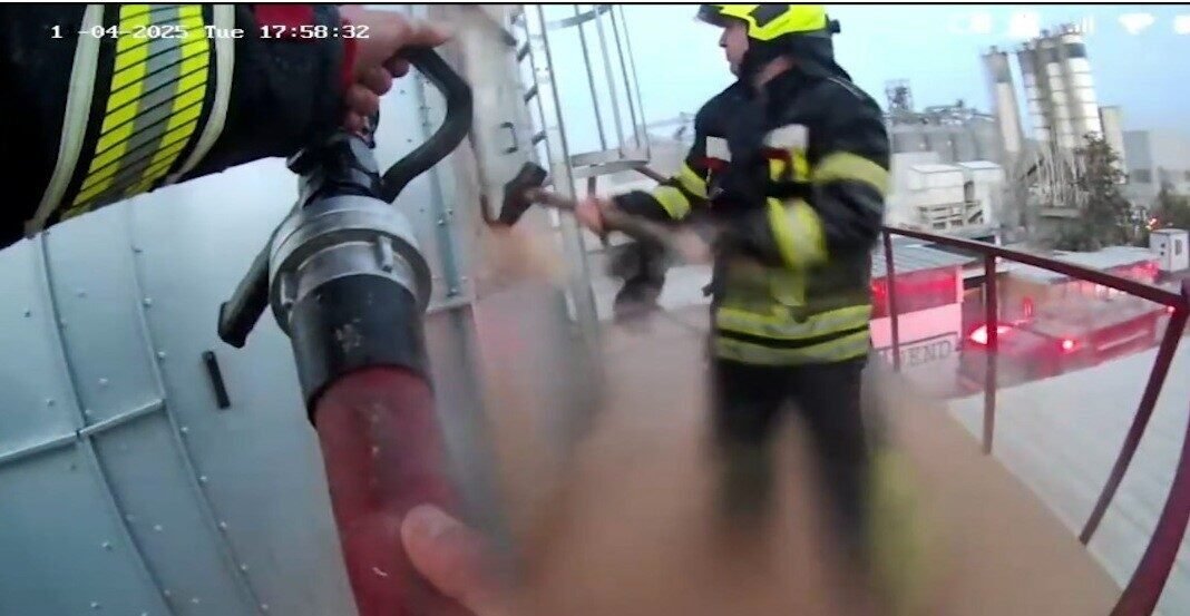 Mersin’in merkez Toroslar ilçesinde bir mobilya imalathanesine ait talaş depolama