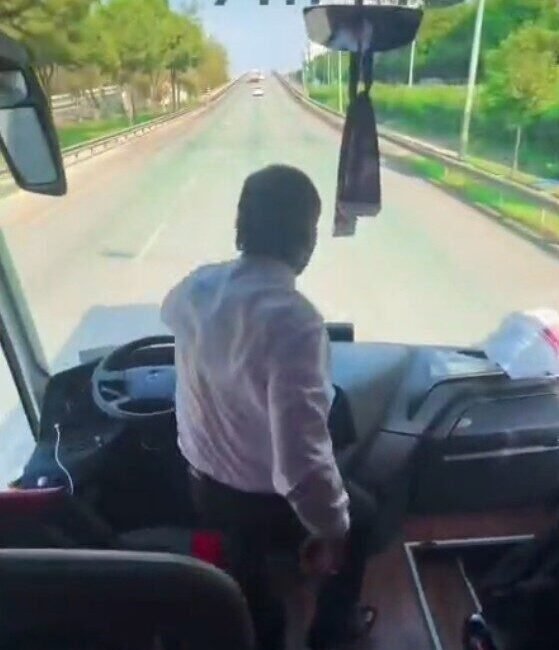 Konyaspor-Antalyaspor deplasmanına giden Antalyaspor taraftarını taşıyan otobüs şoförünün koltuğundan kalkarak