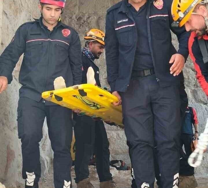 Adana’nın Ceyhan ilçesinde ailesiyle birlikte Yılankale’ye çıkarken düşerek ayağı kıılan