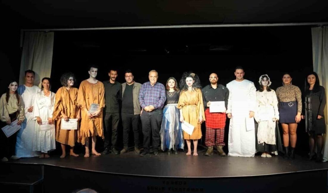 Tarsus Belediyesi Tiyatro Müdürlüğü tarafından düzenlenen ’Oyun Çıkartma Atölyesi’nin çalışmaları,