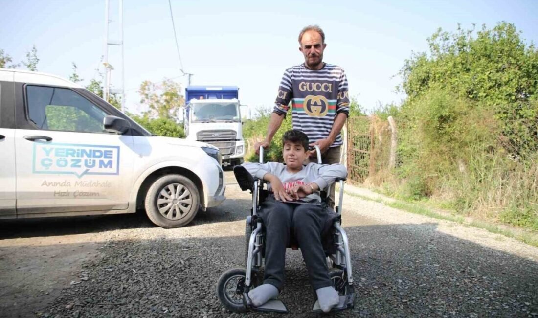 Hatay’da evinin bulunduğu sokakta tekerlekli sandalyesiyle ilerlemekte güçlük çeken Ali