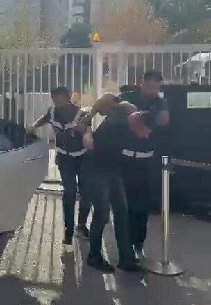 Adana’da, telefondan tartışıp birbirine küfür eden eski iş arkadaşları sokakta