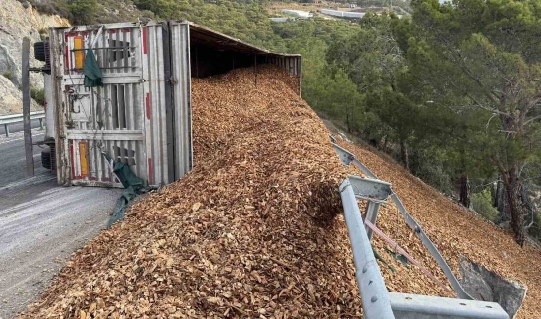 Mersin’in Anamur ilçesi sınırlarında tırın devrilmesi sonucu meydana gelen kazada