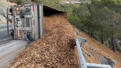 Mersin’in Anamur ilçesi sınırlarında tırın devrilmesi sonucu meydana gelen kazada