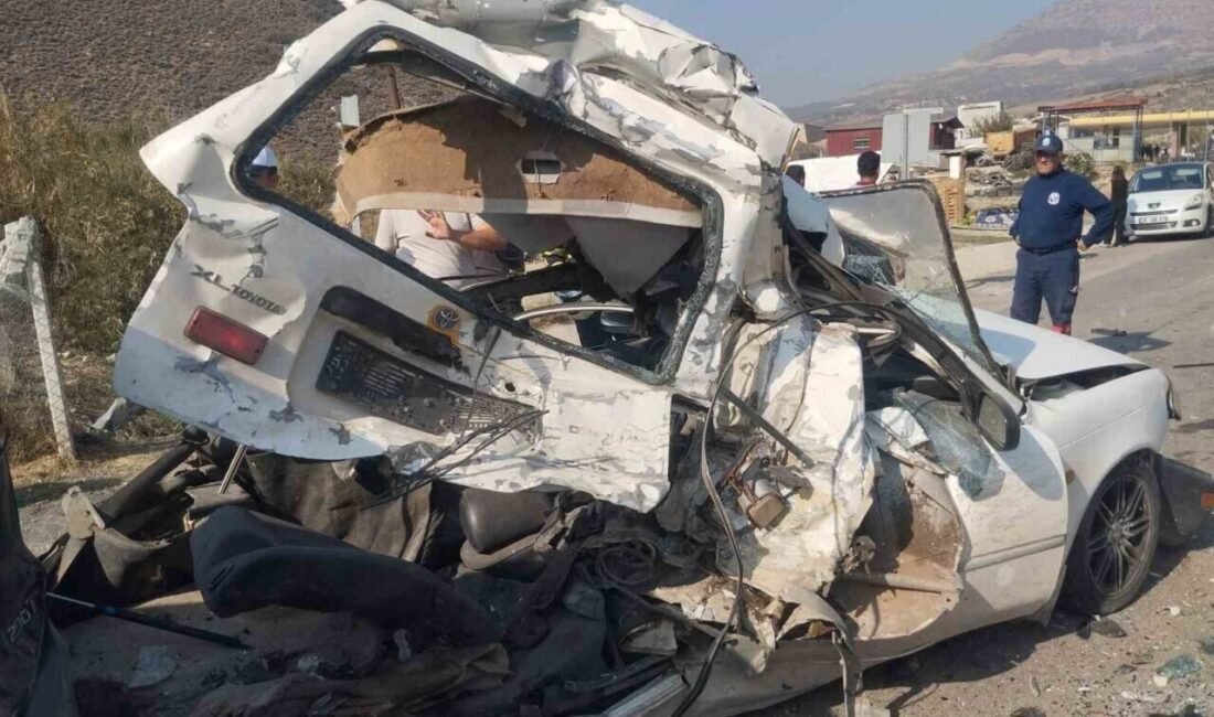 Hatay’da sürücüsünün kontrolünü kaybettiği tır, ışıkta bekleyen 5 aracı biçti.