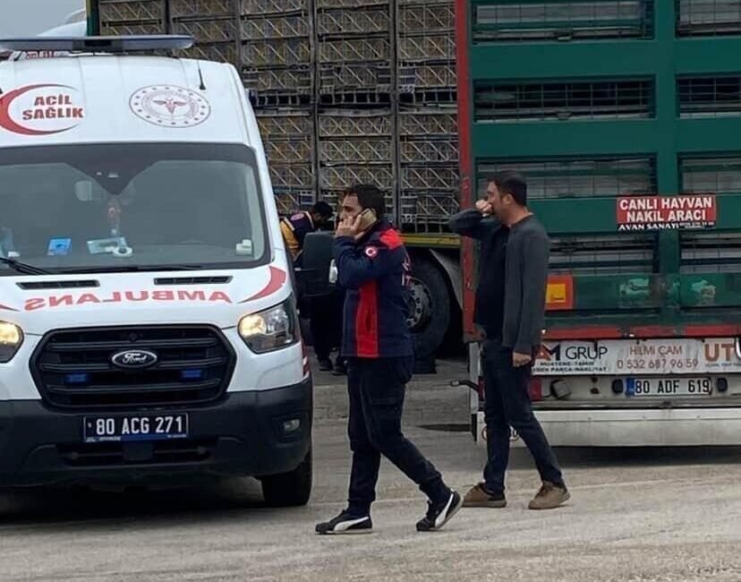 Osmaniye’nin Kadirli ilçesinde meydana gelen trafik kazasında tırın altında kalan