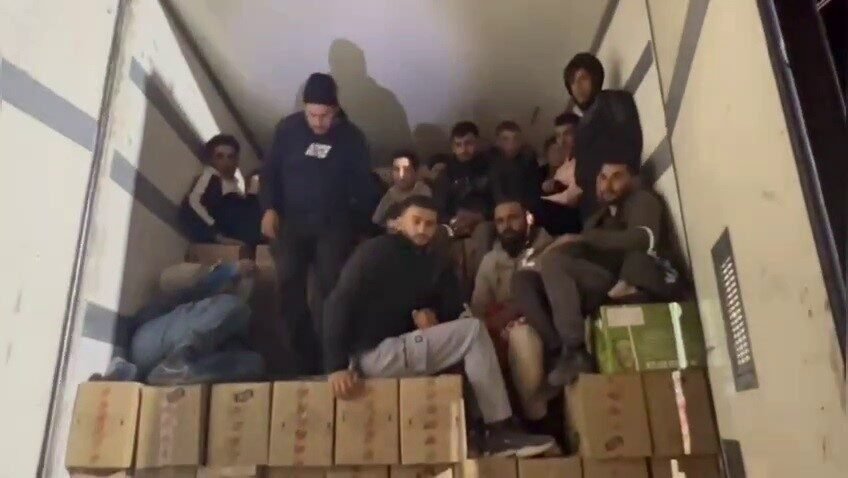 Hatay’da polis ekiplerince durdurulan tırın dorsesinden 16 kaçak göçmen çıkarken,