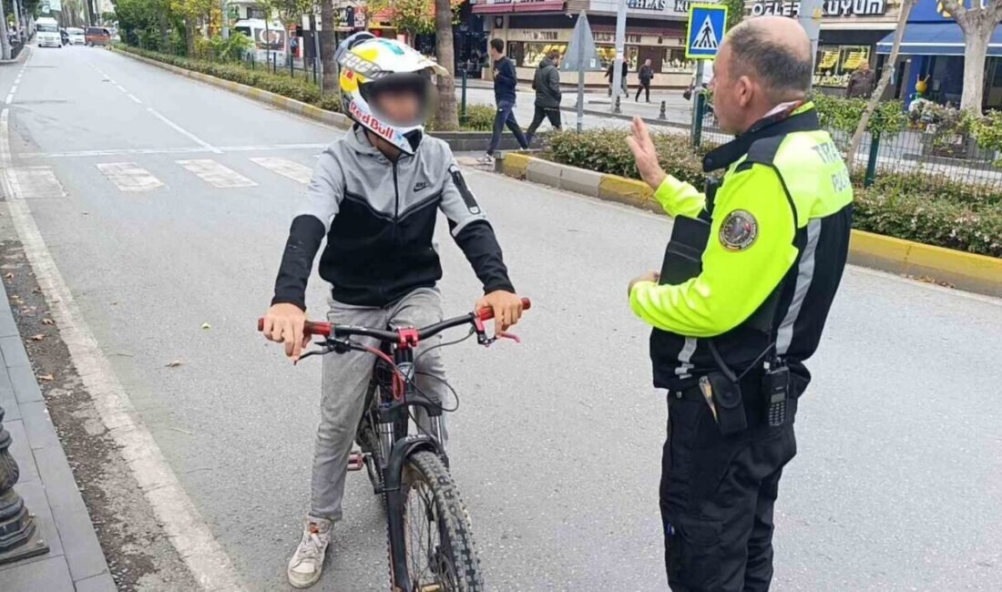 Antalya’nın Manavgat ilçesinde uygulama yapan trafik polisi, diğer bisikletliyle yan
