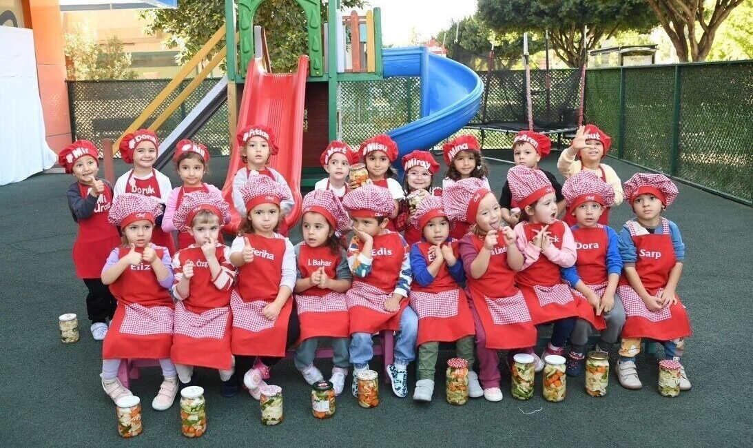 Konyaaltı Belediyesi Kreş ve Gündüz Bakımevlerinde turşu kurma etkinliği gerçekleştirildi.