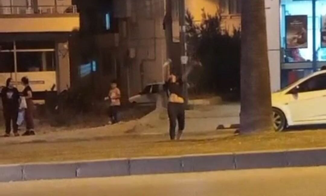 Adana’da uyuşturucu kullandığı öne sürülen genç kızın, refüjde ilginç hareketler