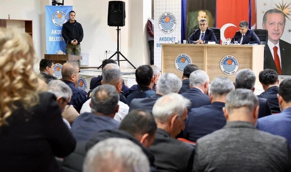 Mersin Valisi Atilla Toros, Akdeniz ilçesindeki mahalle muhtarlarıyla bir araya