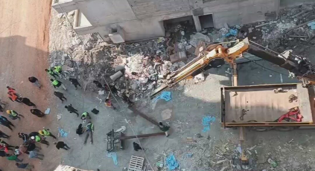 Hatay’da şantiye alanında 25 metrelik vincin kırılmasıyla yere düşen 2