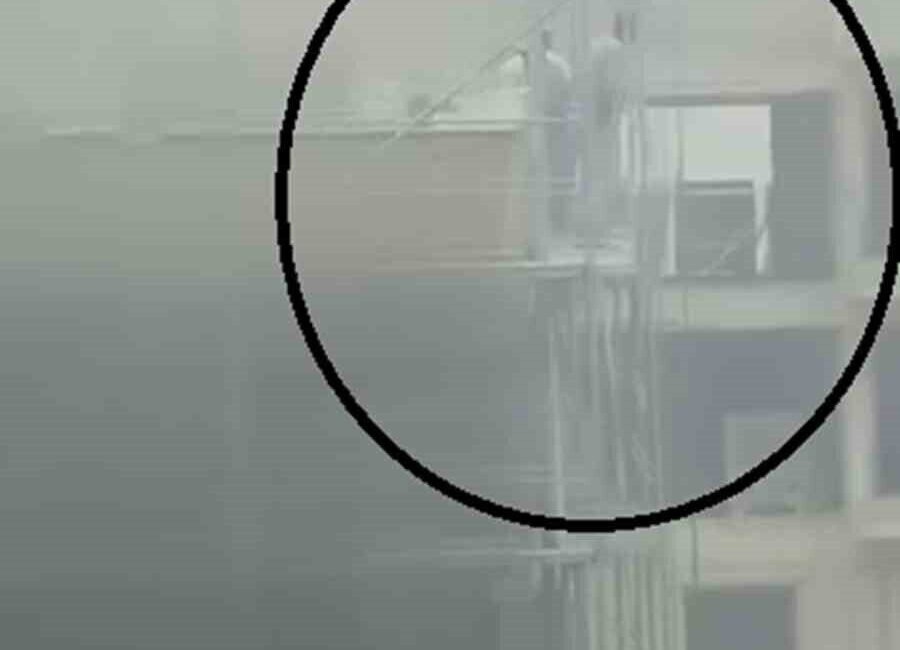 Hatay’da inşaat alanında çıkan yangına iskelede yakalanan işçilerin korku dolu