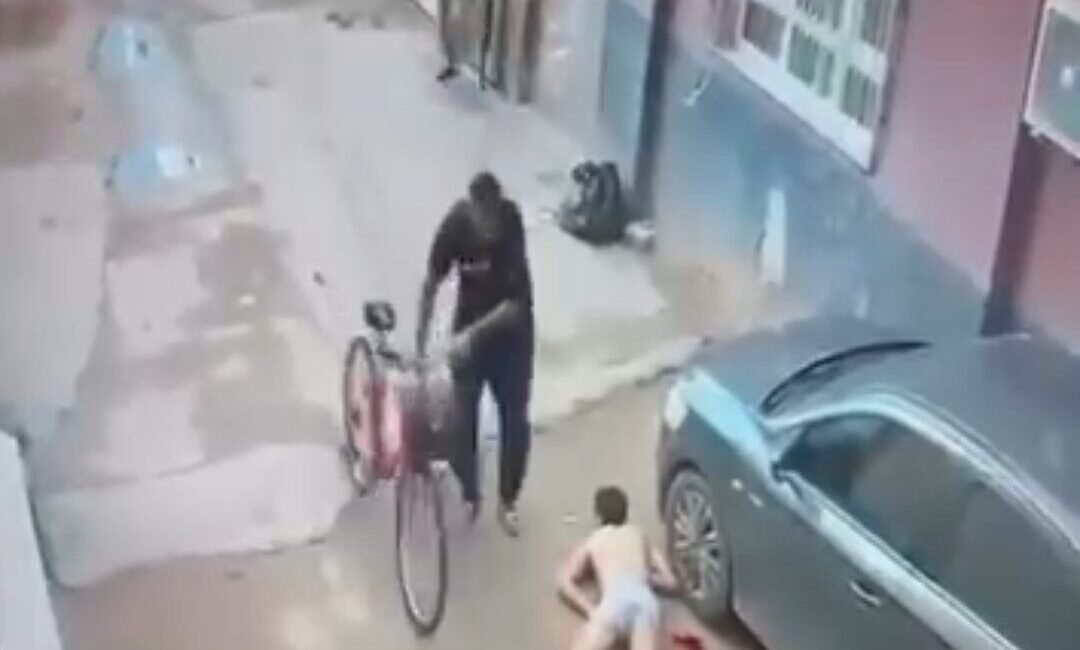 Adana’da bir kişinin kız kardeşiyle yakaladığı şahsı sokak ortasında bıçaklayarak