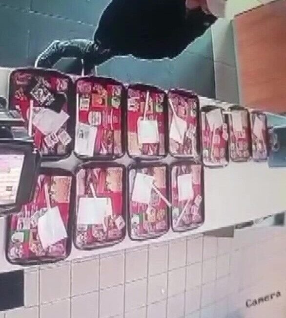 Adana’da bir restoranın kasasında, yemek tepsisinde bulunan cep telefonunun çalındığı