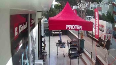 Antalya’da yoldan geçen vatandaşlara saldıran ve 1 kişiyi göğsünden bıçaklayarak