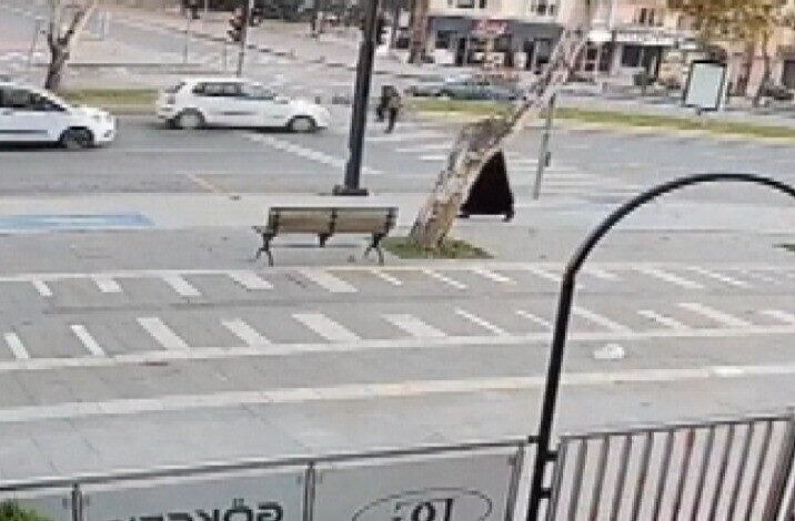 Kahramanmaraş’ta yolun karşısına geçmeye çalışan yayaya otomobil çarptı. Güvenlik kamerasına