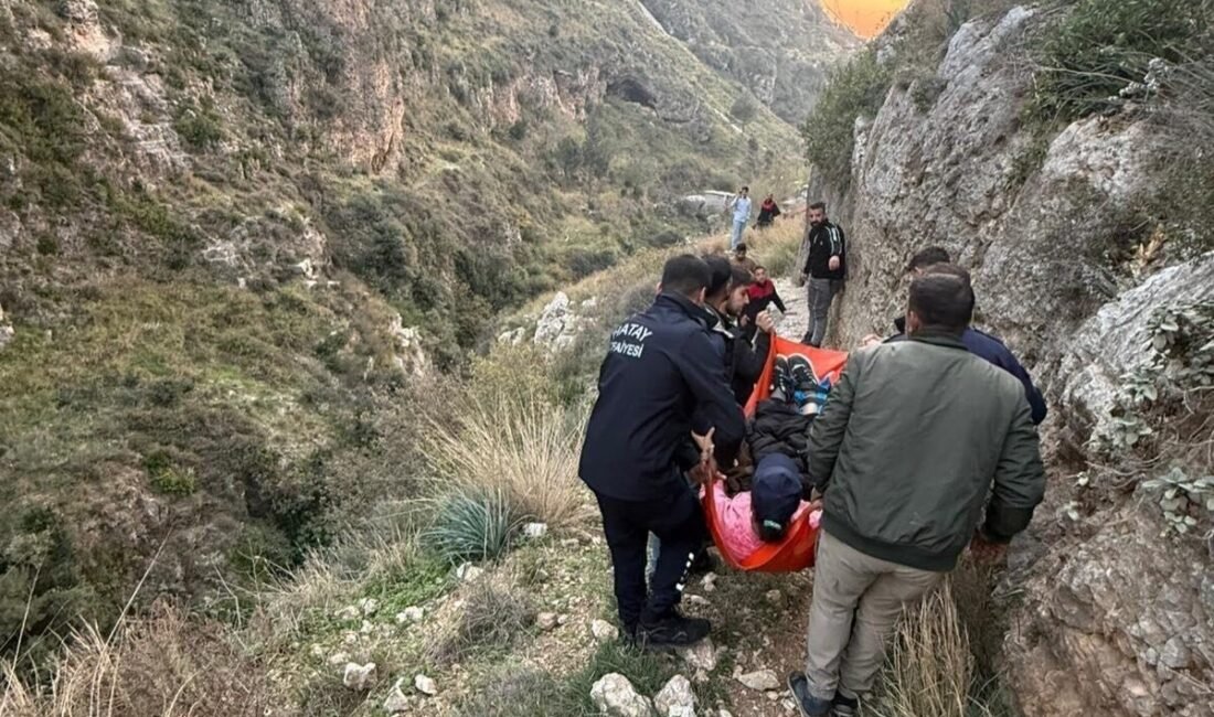Hatay’da dağda yürüyüş yaptığı esnanda düşerek yaralanan şahıs, itfaiye ekipleri