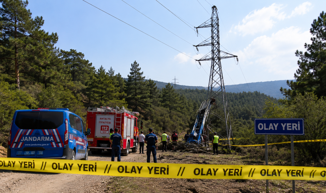 Kemer Ulupınar'da ev eşyası taşıma asansörü elektrik hattına düştü. Akıma